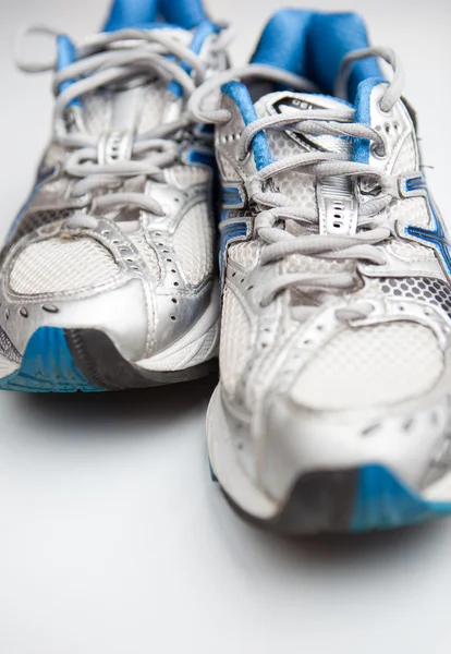 Parę buty do biegania na białym tle (płytkie Dof, kolor — Zdjęcie stockowe