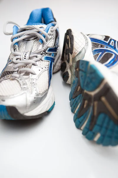 Koşu ayakkabıları (sığ Dof; renk beyaz bir arka plan üzerinde çifti — Stok fotoğraf