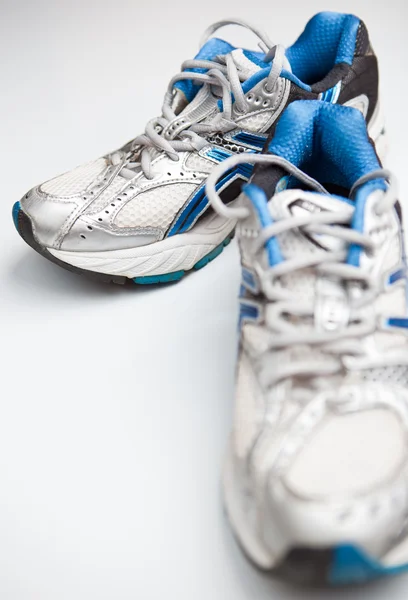 Par de zapatillas de running sobre fondo blanco (DOF poco profundo; color — Foto de Stock