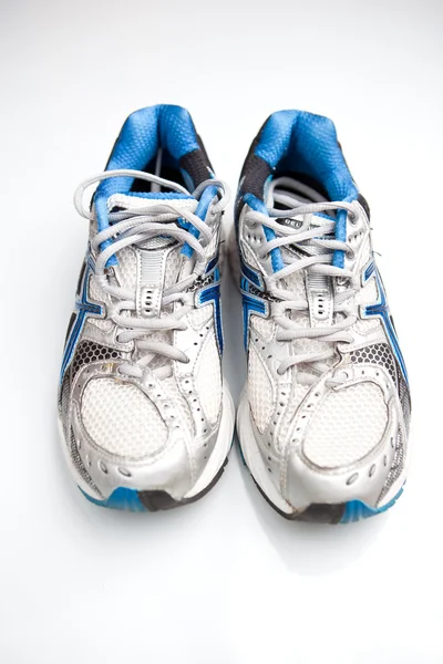 Par de zapatillas de running sobre fondo blanco (DOF poco profundo; color —  Fotos de Stock