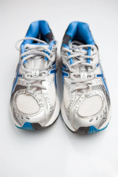 Paar loopschoenen op een witte achtergrond (ondiepe Dof; kleur — Stockfoto