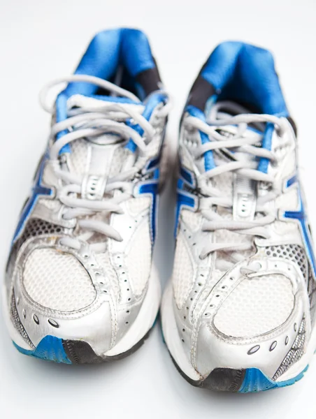 Coppia di scarpe da corsa su sfondo bianco (DOF poco profondo; colore — Foto Stock