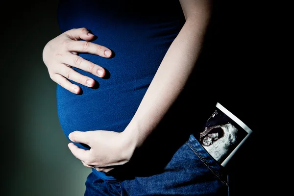 Concetto di maternità - giovane donna incinta con foto di sonografia — Foto Stock