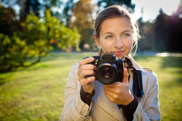 Όμορφη γυναίκα φωτογράφος σε εξωτερικούς χώρους σε μια υπέροχη μέρα — Φωτογραφία Αρχείου