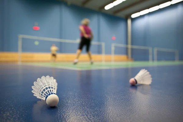Badminton - Badmintonplätze mit Spielern, die miteinander wetteifern; Federball — Stockfoto