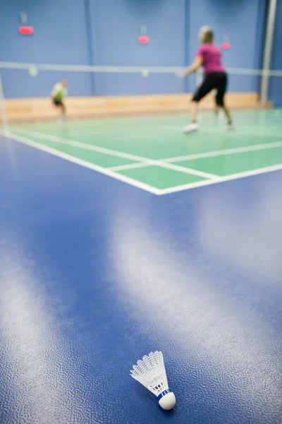 Badminton - terrains de badminton avec des joueurs en compétition ; navette — Photo