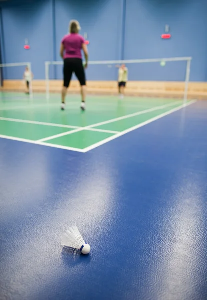 Badminton - badminton kortu oyuncularla rekabet; raketle — Stok fotoğraf