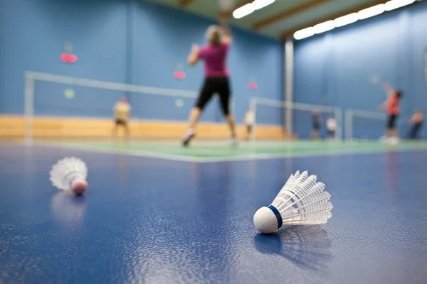 Badminton - badmintonové kurty s hráči soutěží; kuželka — Stock fotografie