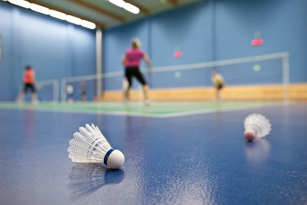 Badminton - badmintonbanen met spelers concurreren; Shuttle — Stockfoto