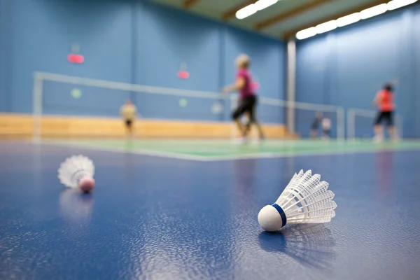 Badminton - campi da badminton con giocatori in competizione; navette — Foto Stock