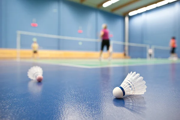 Badminton - Badmintonplätze mit Spielern, die miteinander wetteifern; Federball — Stockfoto