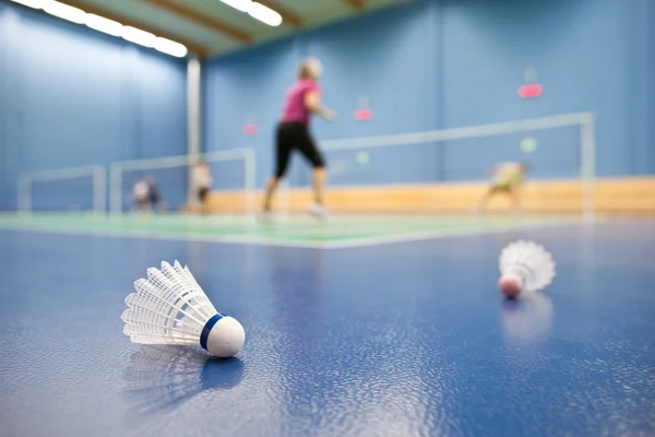 Badminton - badmintonbanen met spelers concurreren; Shuttle — Stockfoto