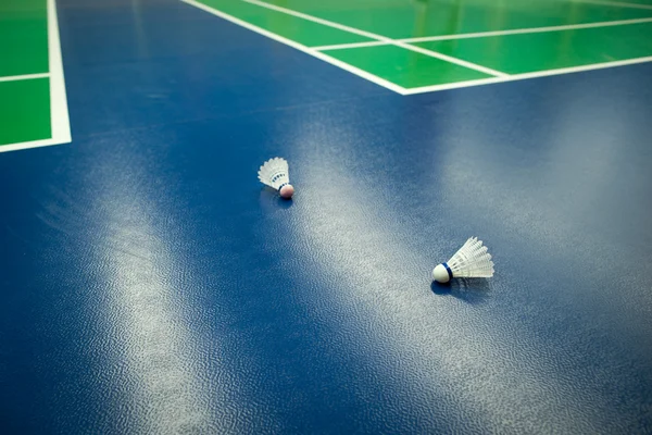 Badminton - badmintonbanor med två skyttlar (grund DOF; — Stockfoto