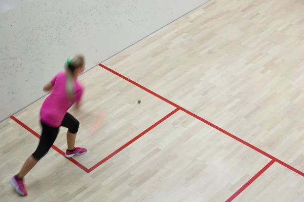 Zwei Squashspielerinnen in schneller Aktion auf einem Squash-Court (moti — Stockfoto