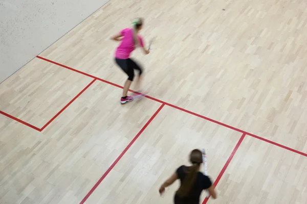 Két női squash játékos a gyors cselekvés, a squash-pálya (moti — Stock Fotó