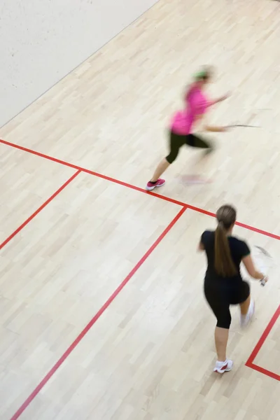 两名女性壁球球员在壁球 (明珠快速行动 — 图库照片