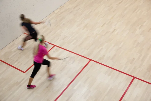 스쿼시 코트 (moti에 빠른 행동에 두 여자 스쿼시 선수 — 스톡 사진