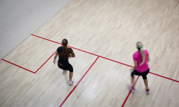 Két női squash játékos a gyors cselekvés, a squash-pálya (moti — Stock Fotó