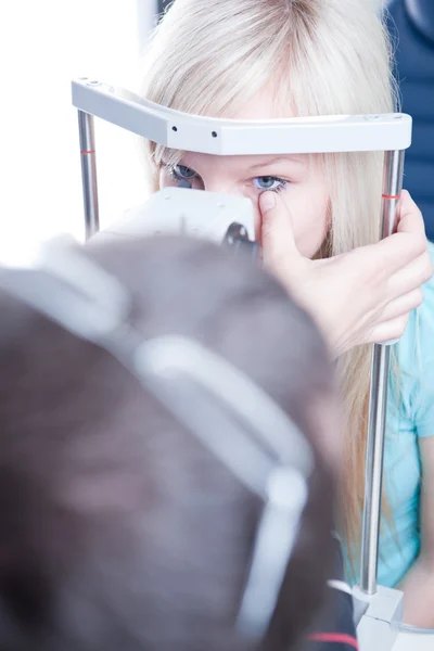 Optometri koncept - ganska ung kvinnlig patient med hennes ögon — Stockfoto