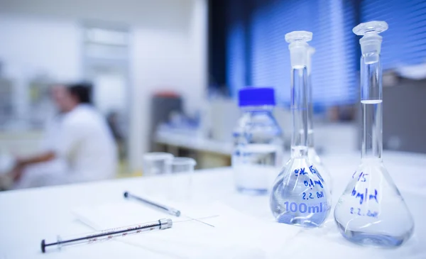 Chemie lab (ondiepe Dof; focus op het glaswerk in de foregr — Stockfoto