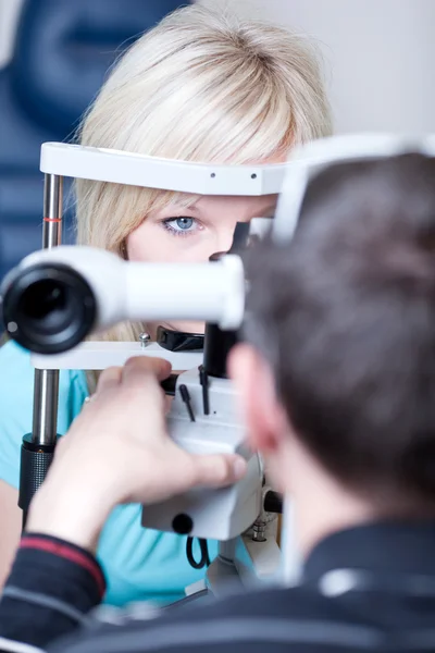Концепция оптометрии - красивая молодая пациентка с глазами — стоковое фото