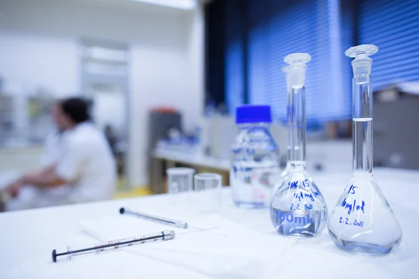 Chemistry lab (shallow DOF; focus on the glassware in the foregr — Stock Photo, Image