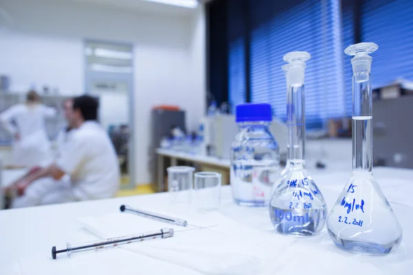 Хімічна лабораторія (невелика DOF; фокус на скляному посуді у форрезі — стокове фото