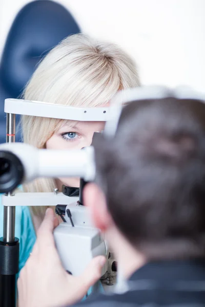 Optometrie concept - mooie jonge vrouwelijke patiënt met haar ogen — Stockfoto