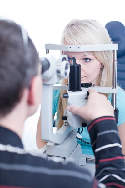 Optometri koncept - ganska ung kvinnlig patient med hennes ögon — Stockfoto