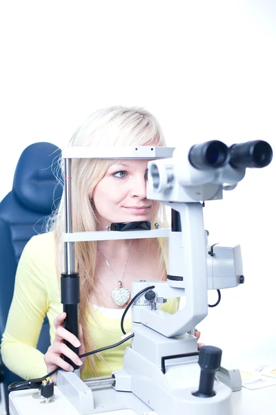 Optometri kavramı - güzel genç bayan hasta gözlerini yaptırıyor — Stok fotoğraf