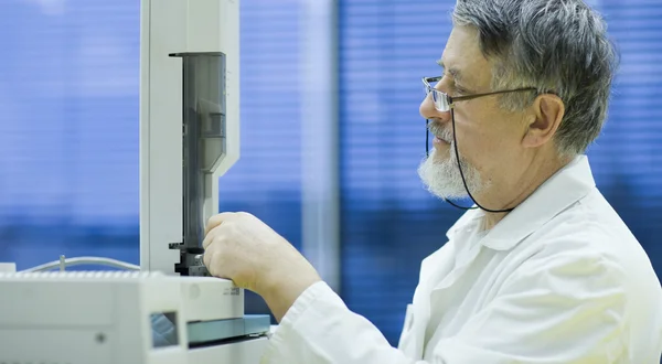 Senior mannelijke onderzoeker uitvoeren van wetenschappelijk onderzoek in een lab — Stockfoto