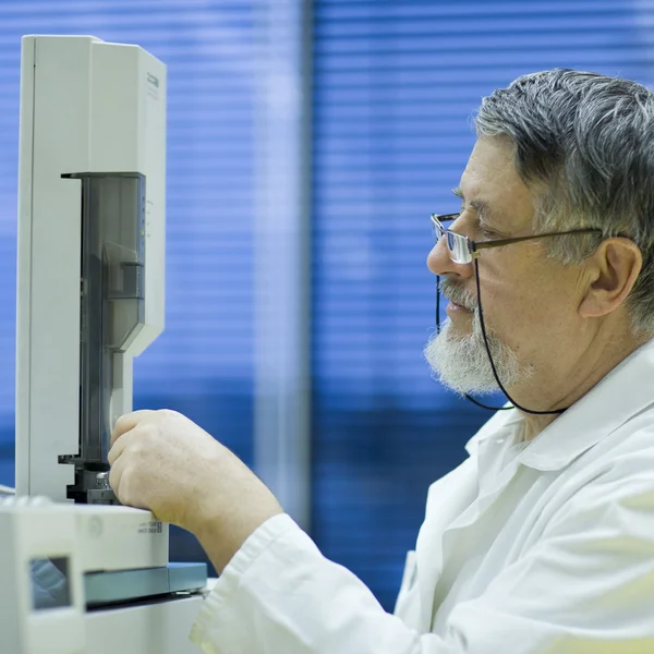 Senior male researcher carrying out scientific research in a lab — Stock Photo, Image