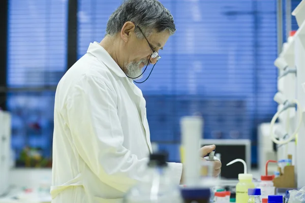 Senior männliche Forscher, die wissenschaftliche Forschung in einem Labor durchführen — Stockfoto