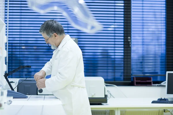 Investigador principal masculino que realiza investigación científica en un laboratorio — Foto de Stock