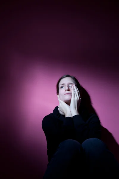 Νεαρής γυναίκας που πάσχουν από σοβαρή κατάθλιψη/άγχος (χρώμα για να — Φωτογραφία Αρχείου