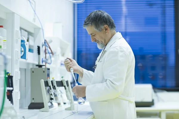 Senior male researcher carrying out scientific research in a lab — Stock Photo, Image