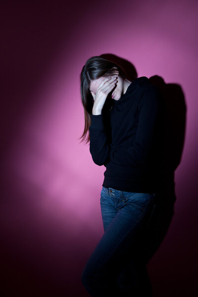 Молодая женщина страдает от тяжелой депрессии / тревоги (цвет
