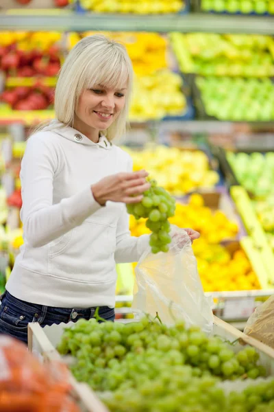 Όμορφη νεαρή γυναίκα ψώνια για φρούτα και λαχανικά στο Φασεολόγιο Εντ — Φωτογραφία Αρχείου