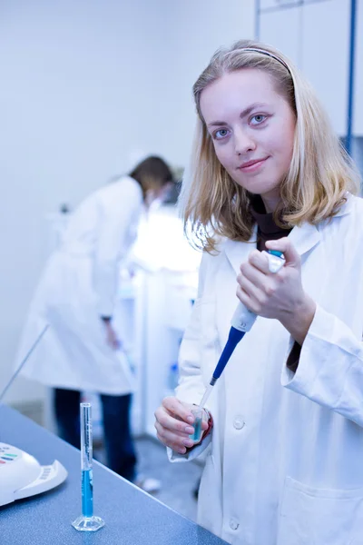Closeup portrait of a female researcher carrying out experiments — Stock Photo, Image