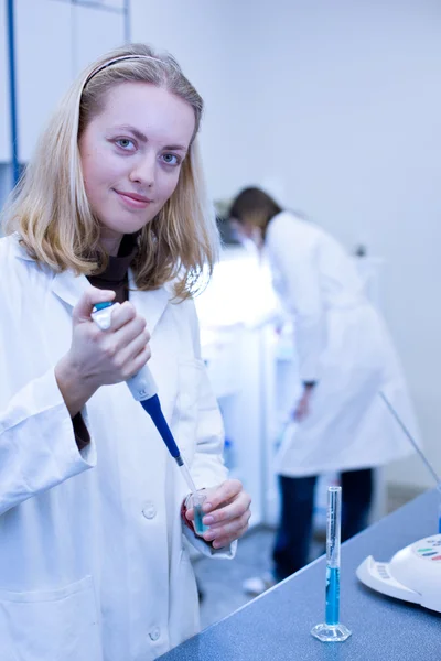 Closeup portrait of a female researcher carrying out experiments — Stock Photo, Image