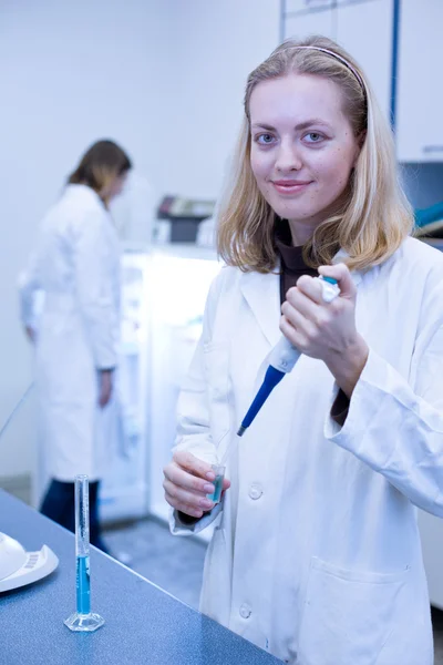 Närbild porträtt av en kvinnlig forskare som utför försök — Stockfoto