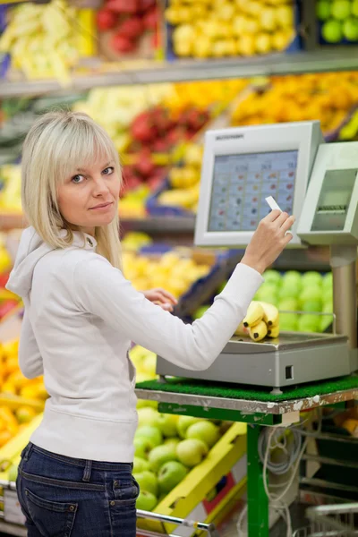Piękna młoda kobieta zakupy dla owoców i warzyw prod — Zdjęcie stockowe