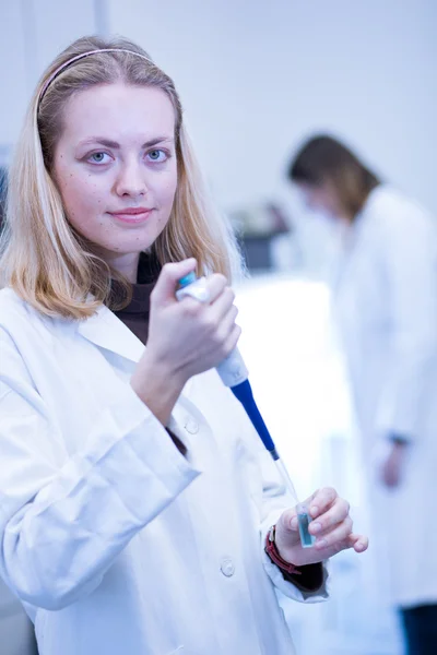 Closeup portret van een vrouwelijke onderzoeker uitvoeren van experimenten — Stockfoto