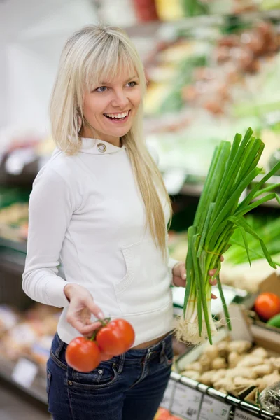 美丽的年轻女子买水果和蔬菜产品中 — 图库照片