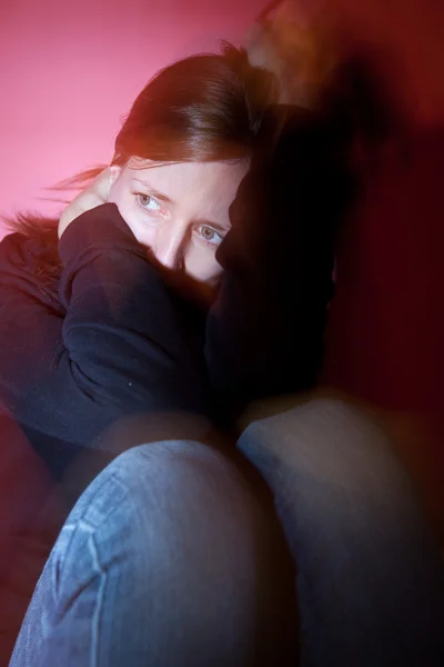 Młoda kobieta cierpi na ciężką depresję/lęk (kolor — Zdjęcie stockowe
