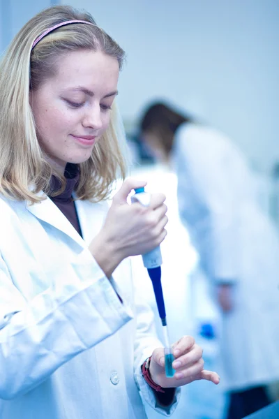 Zbliżenie portret kobiety naukowca przeprowadzanie eksperymentów — Zdjęcie stockowe