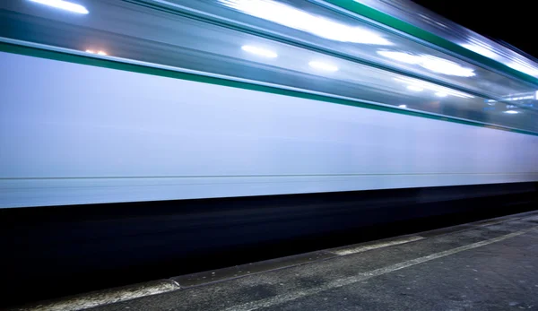 Moderne trein die vertrekt van/aankomt op een modern treinstation ( — Stockfoto