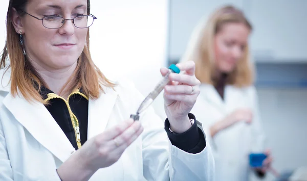 Két női kutatók kutatják a kémia/bioc — Stock Fotó