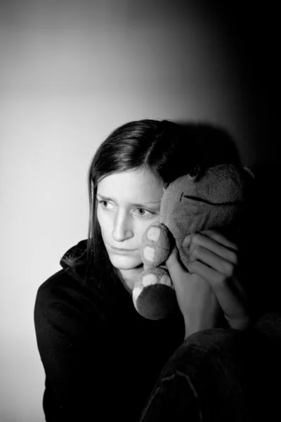Молодая женщина страдает от тяжелой депрессии / тревоги (цвет — стоковое фото