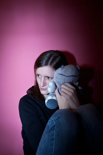 年轻女子患有严重的抑郁和焦虑 (颜色到 — 图库照片